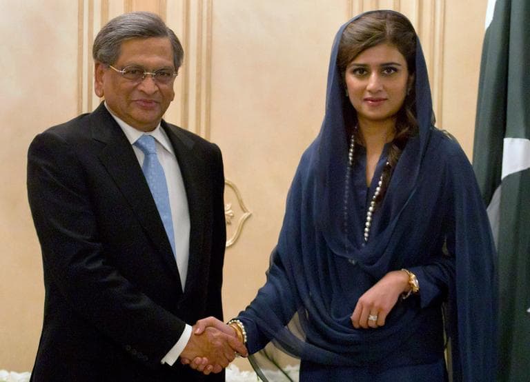 Indian Foreign Minister S.M. Krishna, left, shakes hands with his Pakistani counterpart Hina Rabbani Khar, prior to their meeting in Islamabad, Pakistan on Saturday, September 8. (Anjum Naveed/AP)