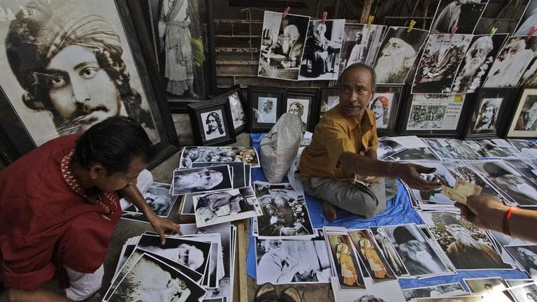 A street vendor sells portraits of Indian Nobel laureate Rabindranath Tagore on his 150th birth anniversary in Calcutta, India, Sunday, May 9, 2010. Events across India marked the 150th birth anniversary of freedom poet Tagore. (AP)