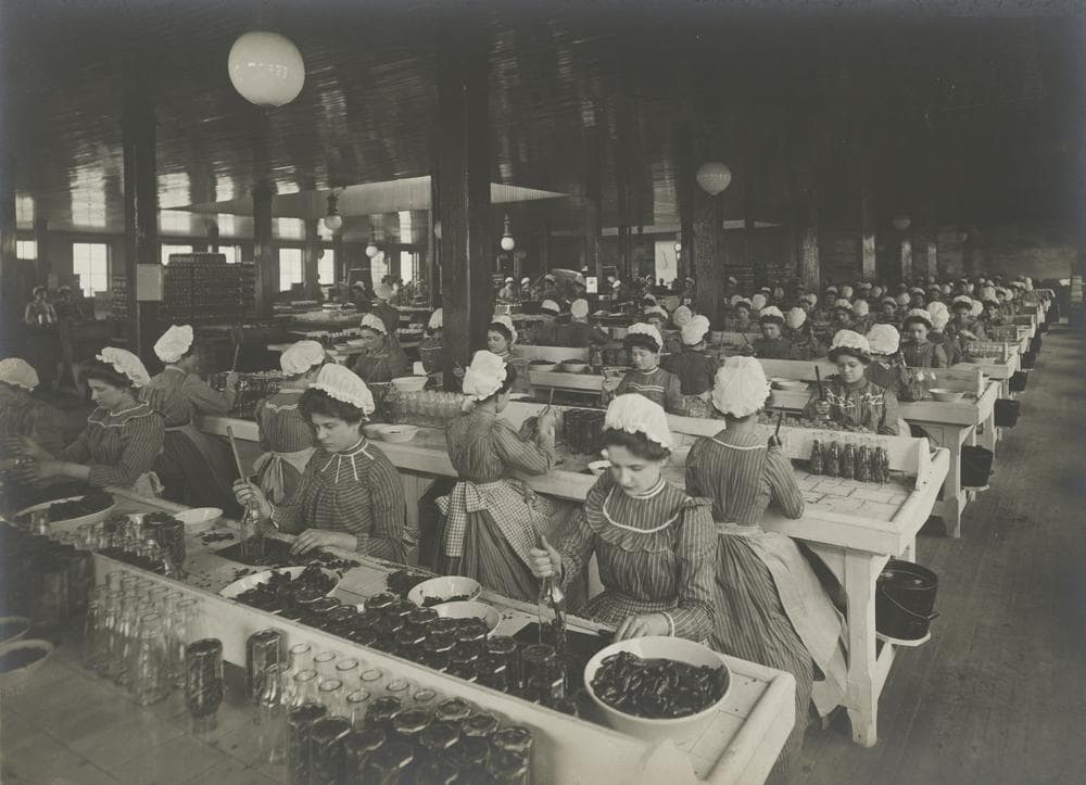 Industrial Problems, Welfare Work: United States. Pennsylvania. Pittsburgh. H.J. Heinz Company: Bottling Department, c. 1903. Gelatin silver print. Harvard Art Museums/Fogg Museum, Transfer from the Carpenter Center for the Visual Arts, Social Museum Collection, 3.2002.21. (Courtesy of Harvard Art Museums)