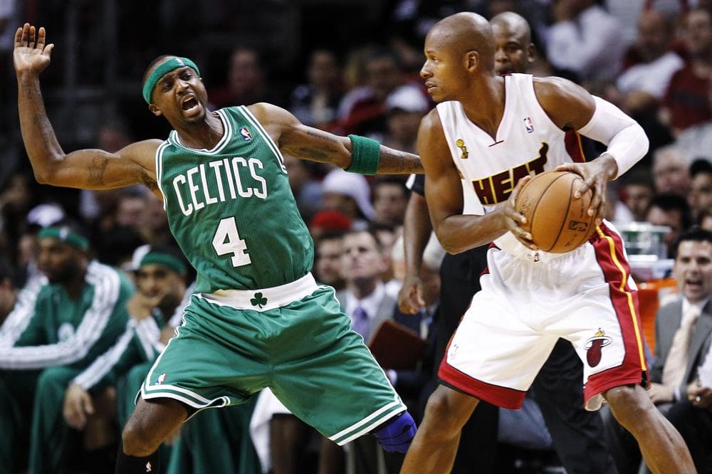 Boston Celtics' Jason Terry (4) tries to block Miami Heat's Ray Allen (34) during the NBA basketball game in Miami, Oct. 30, 2012. (AP)