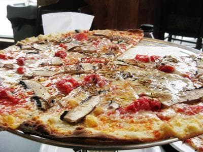 Mushroom and tomato pizza at Upper Crust. (cherrylet/Flickr)