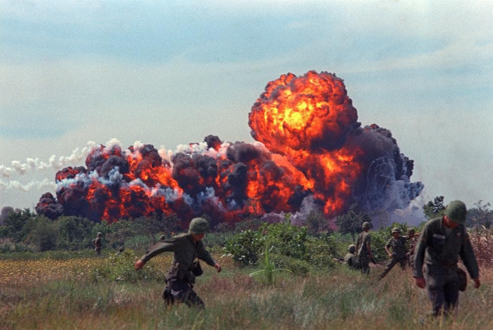A napalm strike erupts in a fireball near U.S. troops on patrol in South Vietnam, 1966 during the Vietnam War. (AP Photo)  ** zu unserem Paket: 1968 Jahrestag **