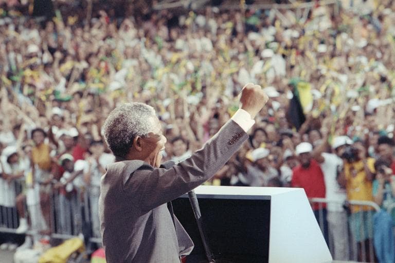 Nelson Mandela salutes the crowd at the Esplanade in Boston on June 23, 1990, where over 200,000 people gathered to see Mandela. (David Longstreth/AP)