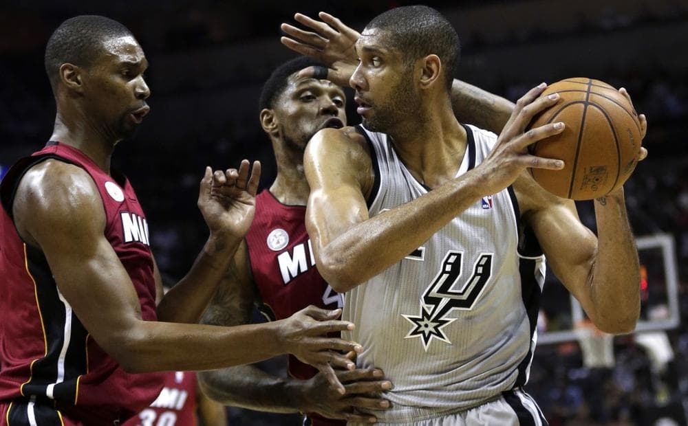 San Antonio Spurs' Tim Duncan, right, is pressured by Miami Heat's Chris Bosh, left, and Udonis Haslem, center, during the first half of an NBA basketball game, Sunday, March 31, 2013, in San Antonio. (Eric Gay/AP)
