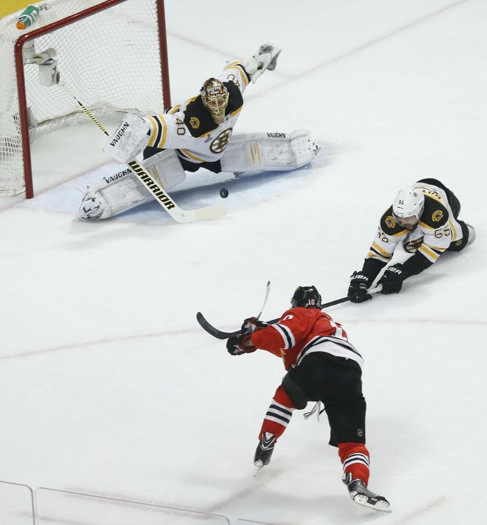 Chicago Blackhawks center Patrick Sharp (10) shoots the puck against Boston Bruins goalie Tuukka Rask.(AP) 