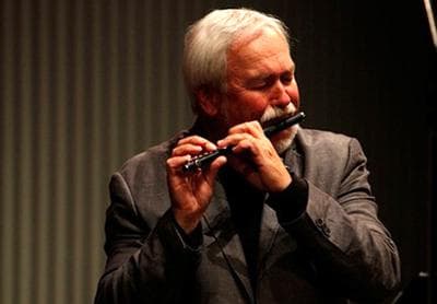 Jim Walker plays the piccolo. (www.jimwalkerflute.com)