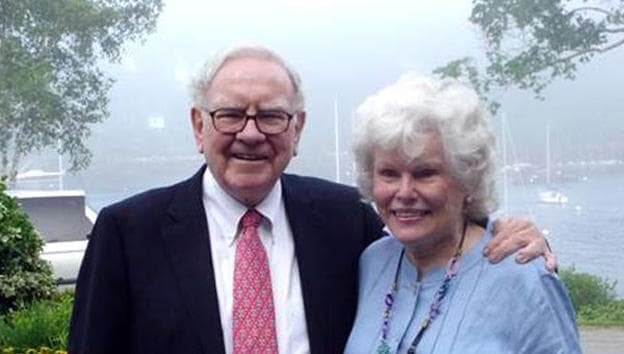 Sibblings Warren Buffett and Doris Buffett. (Sunshine Lady Foundation Inc.)