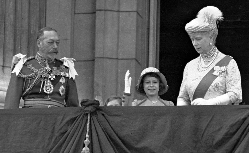 0724_Britain's Queen Elizabeth II, then Princess Elizabeth, center, waves as she stands on the balcony of Buckingham Palace, London, with her grandparents King George V and Queen Mary, in this May 6, 1935 photo. Princess Margaret is just visible over the balcony edge. (AP)