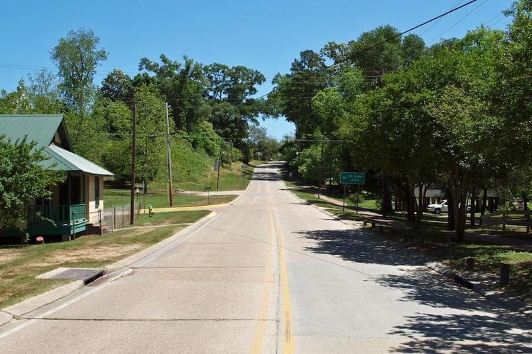 State Highway 10, St. Francisville, Louisiana, USA. (Flickr/Ben Herndon)