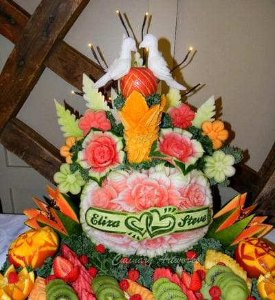 Lovebirds carved atop a wedding arrangement. (Courtesy of Ruben Arroco)