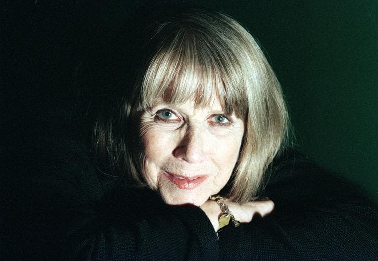 Actress Julie Harris poses at New York&#039;s Roundabout Theater on Oct. 5, 1994. (Jim Cooper/AP)