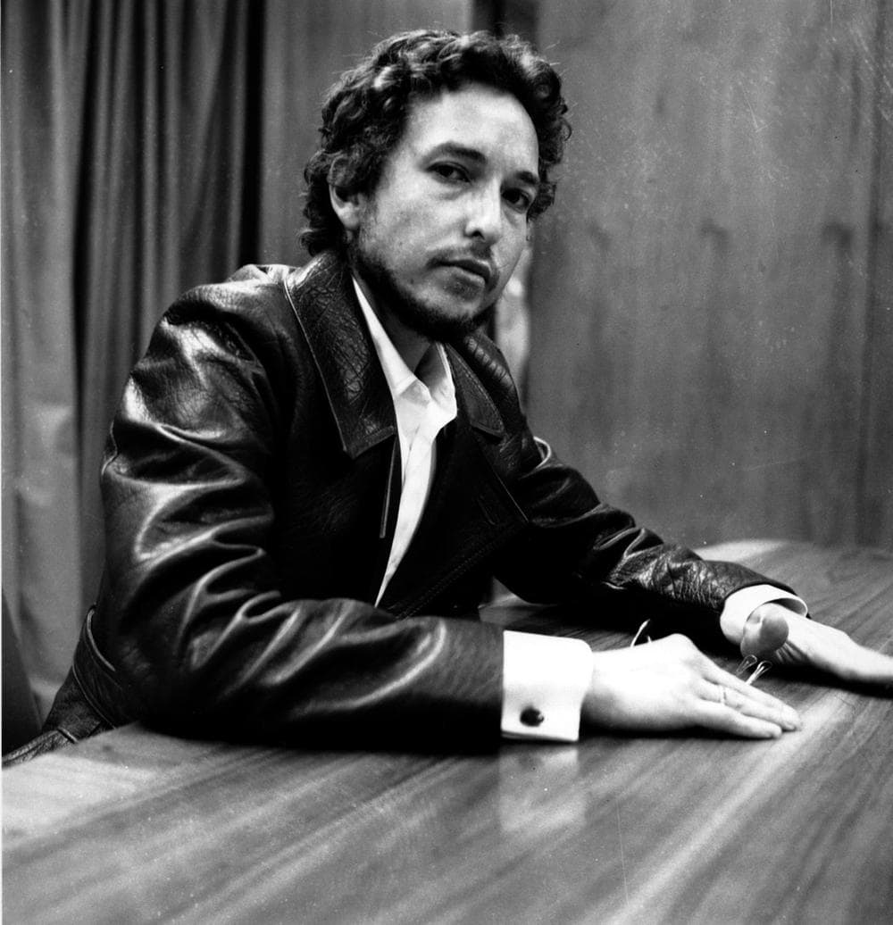Bob Dylan at a 1969 press conference announcing his return to personal appearances. (AP)