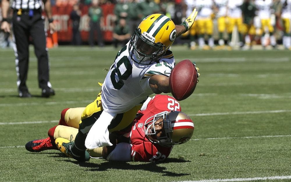 Randall Cobb (18) of the Green Bay Packers reaches to score on a five-yard touchdown reception past Carlos Rogers (22) of the San Francisco 49ers. (Marcio Jose Sanchez/AP)