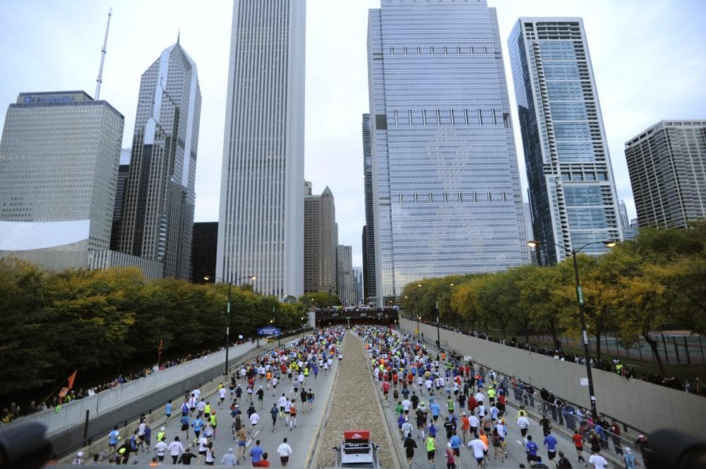 Runners start the 2012 Chicago Marathon Sunday, Oct. 7, 2012. (Paul Beaty/AP)