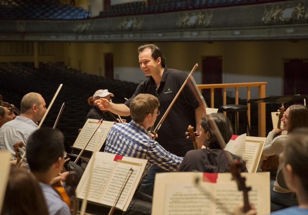 Andris Nelsons introduces himself to members of the Boston Symphony Orchestra. (Marco Borggreve/BSO)