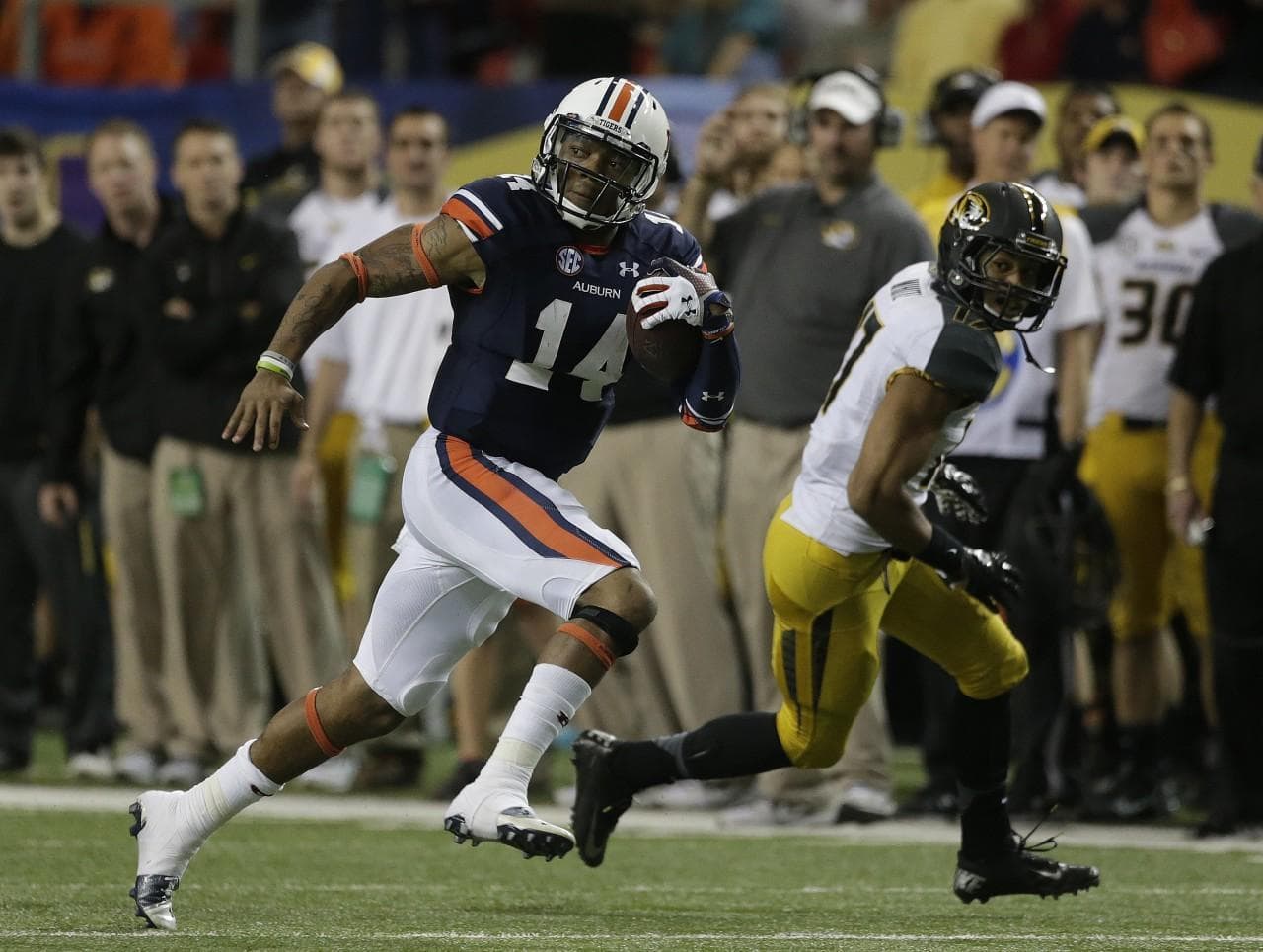 Auburn will be looking to run past Florida State to capture the BCS Championship. (Dave Martin/AP)