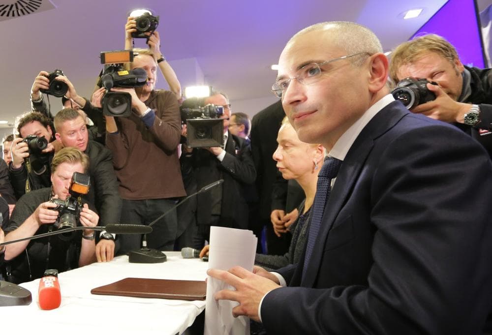 Former Russian oil tycoon and Kremlin critic Mikhail Khodorkovsky (R) gives a press conference in the Berlin Wall Museum at Checkpoint Charlie on December 22, 2013 in Berlin. (Michael Kappeler/AFP/Getty Images)