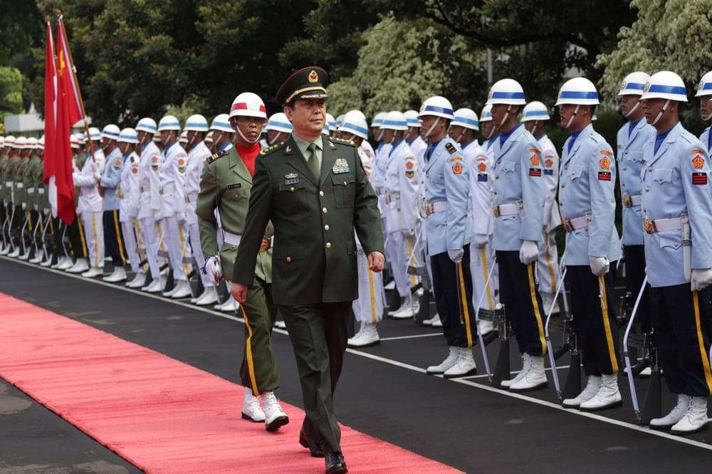 Chinese Defense Minister Chang Wanquan inspects a guard of honor during a welcome ceremony prior to a meeting with Indonesian Defense Minister Purnomo Yusgiantoro in Jakarta, Indonesia, Monday, Dec. 16, 2013. (AP)