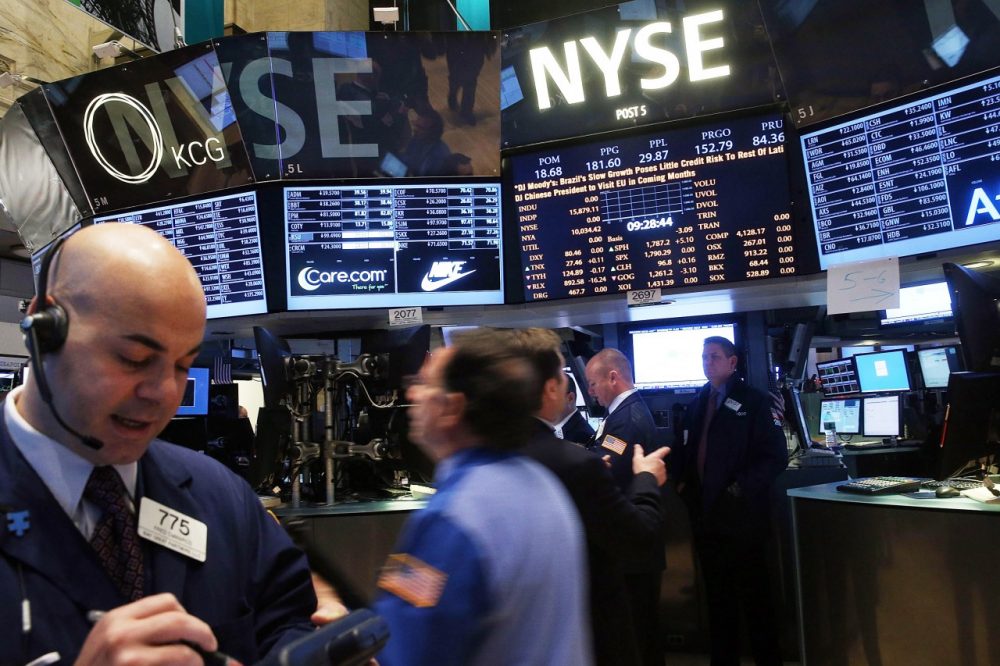 Traders work on the floor of the New York Stock Exchange on January 27, 2014 in New York City. (Spencer Platt/Getty Images)