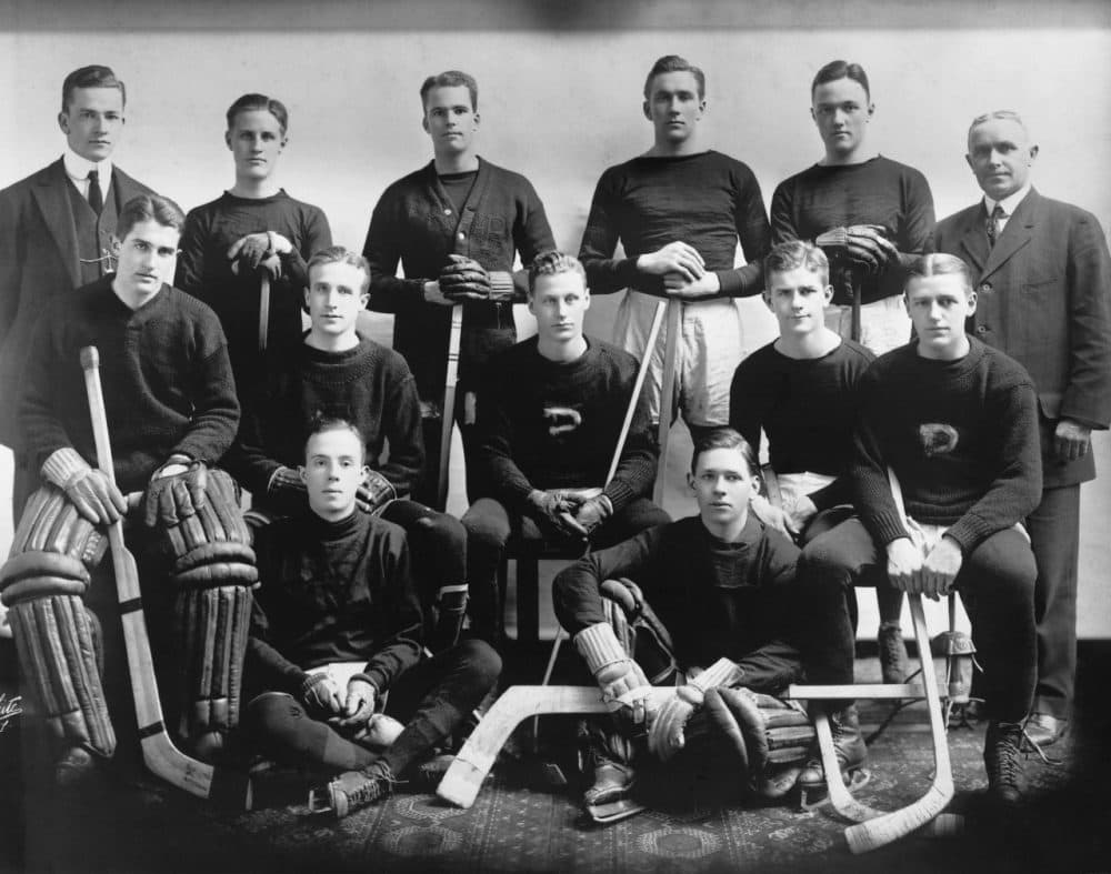 Hobey Baker (center) and his Princeton Hockey teammates. ()