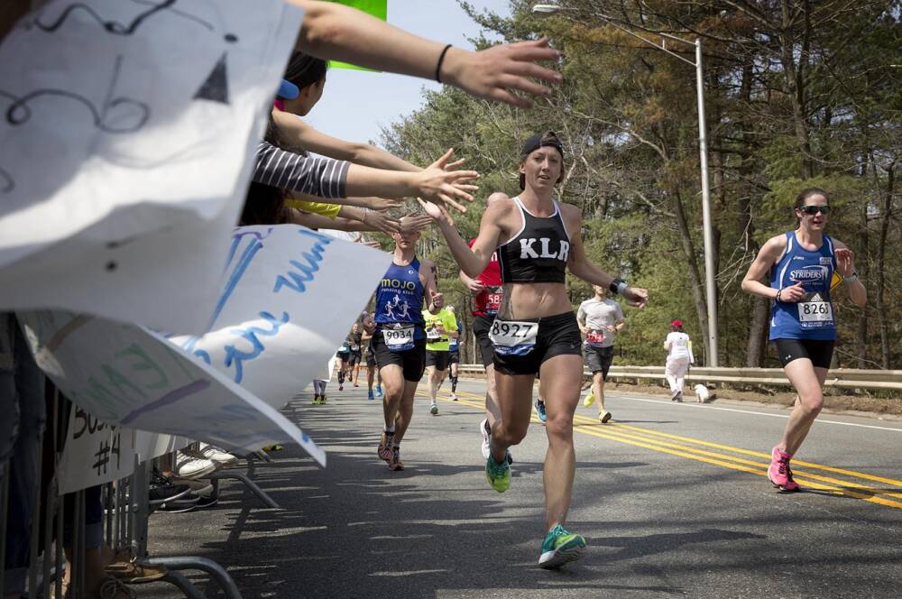 Boston Marathon runners pass through the &quot;scream tunnel&quot; in Wellesley in 2016. (Robin Lubbock/WBUR)