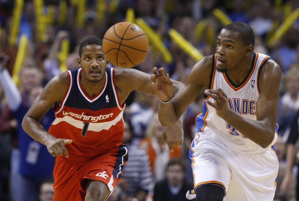 Would a deal with Maryland-based Under Armour suggest Kevin Durant is eyeing the Wizards in 2016? (Sue Ogrocki/AP)
