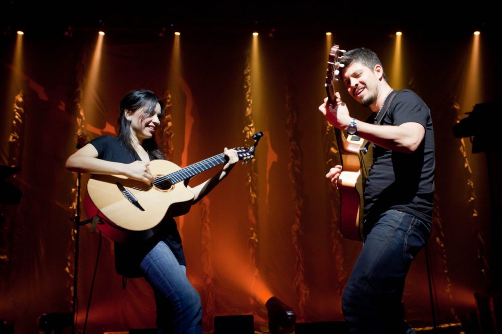 Gabriela y Rodrigo on stage during a tour. (Peter O'Neill / Rubyworks)