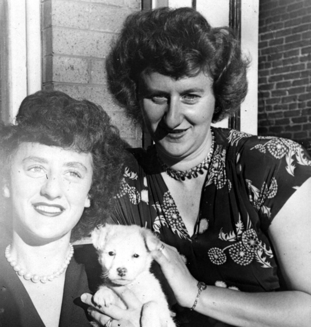 Beatrice Singer, right, and her sister Becky in 1940. (Courtesy of the Singer family)