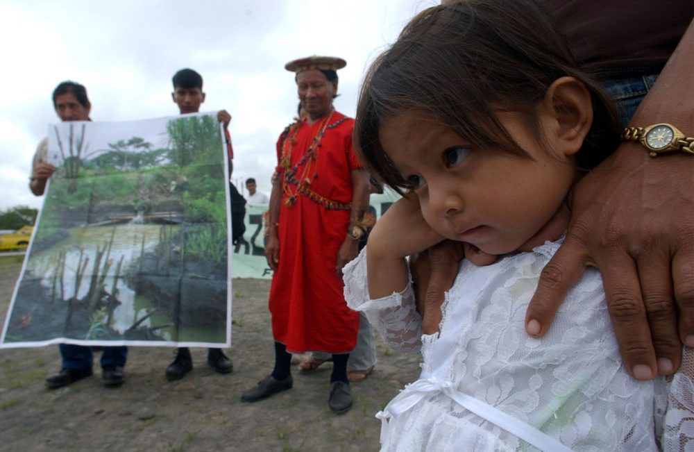 Anayeli Vargas and others affected by oil extraction participate in the fist day of inspections in the trial against Texaco in the Ecuadorean Amazonian region in Joya de los Sachas, Ecuador, Aug. 18, 2004.  (Dolores Ochoa/AP)