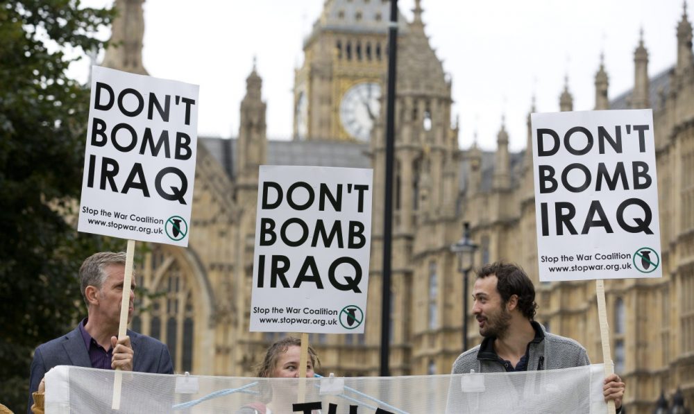 Protesters hold placards which read &quot;Don't Bomb Iraq&quot; outside the Houses of Parliament where lawmakers are expected to vote in favour of joining air strikes against Islamic State (IS) militants in central London on 26 September, 2014. (Justin Tallis/ AFP)