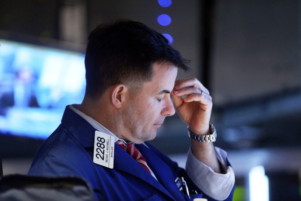 Traders work on the floor of the New York Stock Exchange (NYSE) on September 25, 2014 in New York City. US stocks saw their biggest downturn since July.  (Spencer Platt/Getty Images)