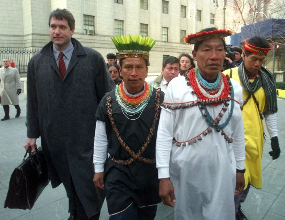 Lawyer Steven Donziger, left, walks with his clients who are members of Ecuador's indigenous Cofan tribe to Federal Court in New York for their hearing with lawyers for Texaco Monday, Feb. 1, 1999. The Ecuadorian rainforest was polluted by Texaco oil drilling. (Adam Nadel/AP)