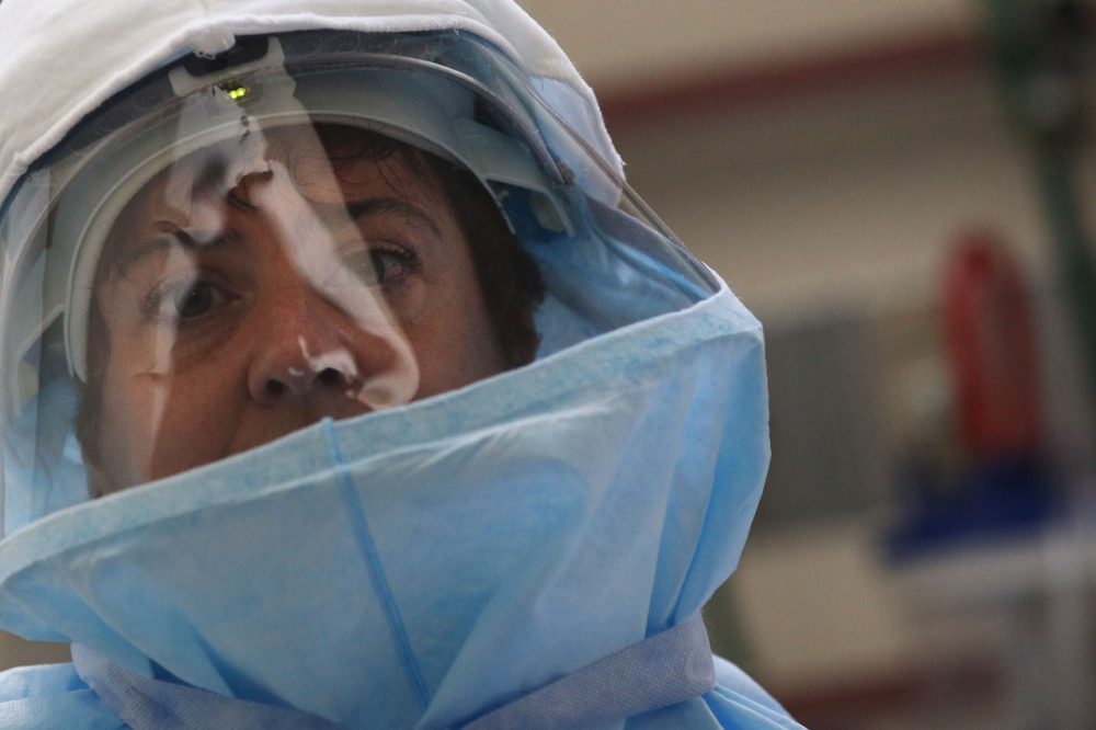  A member of Bellevue's Hospital staff wears protective clothing during a demonstration on how they would receive a suspected Ebola patient on October 8, 2014 in New York City. (Spencer Platt/Getty Images)