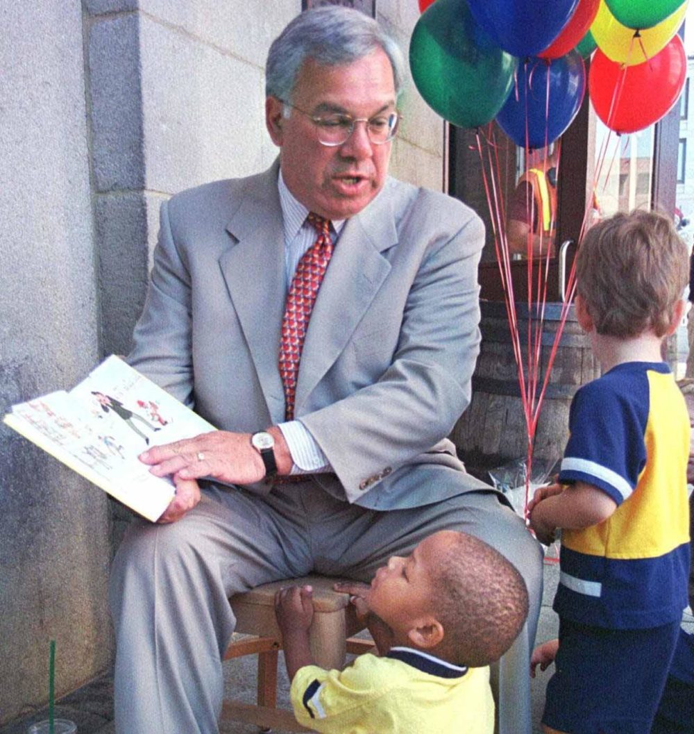 Boston Mayor Thomas M. Menino reads to Boston area elementary children during the kick off of the back-to-school All Books for Children Book Drive on Aug. 4, 1999. (William Plowman/AP)