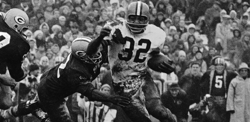 Jim Brown turns the corner against the Green Bay Packers in 1966. (AP)