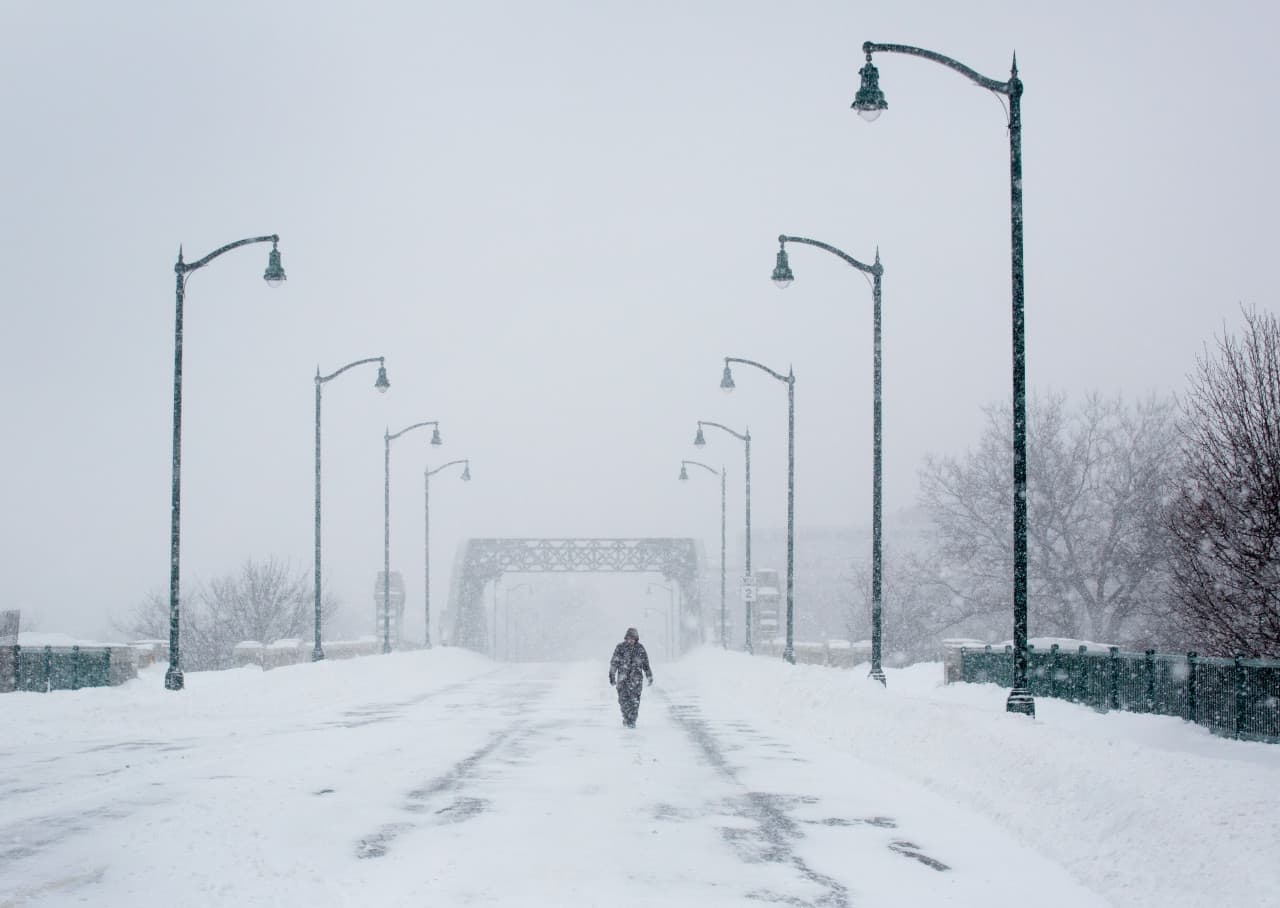 Jeff Way, a Harvard Medical School researcher, crossed the BU Bridge a snow continued to fall on Jan. 27, 2015. (Robin Lubbock/WBUR)