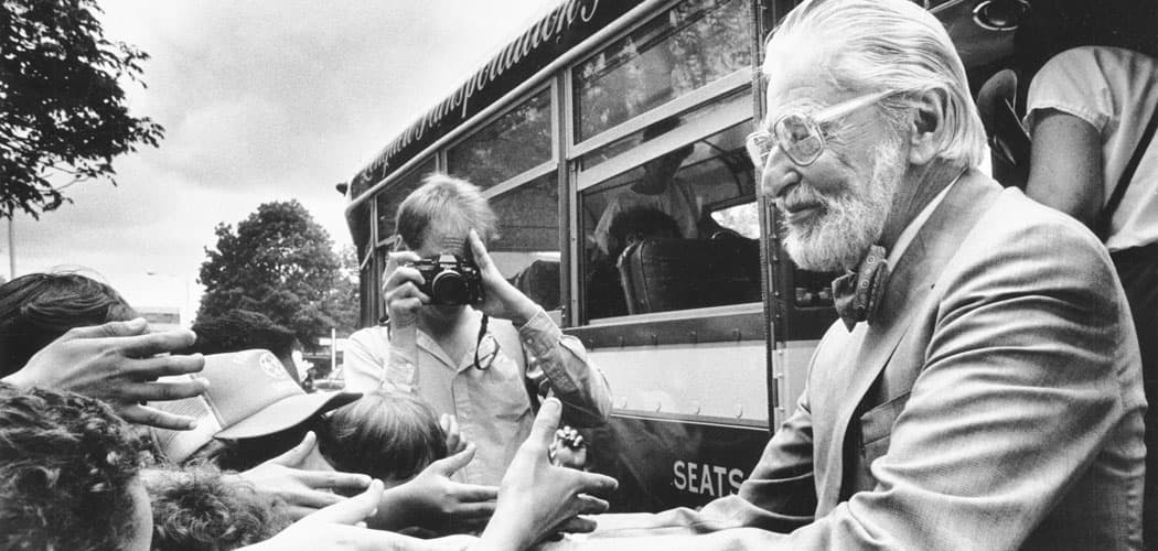 Schoolchildren welcome Dr. Seuss back to Springfield in May 1986. (The Republican Newspaper)