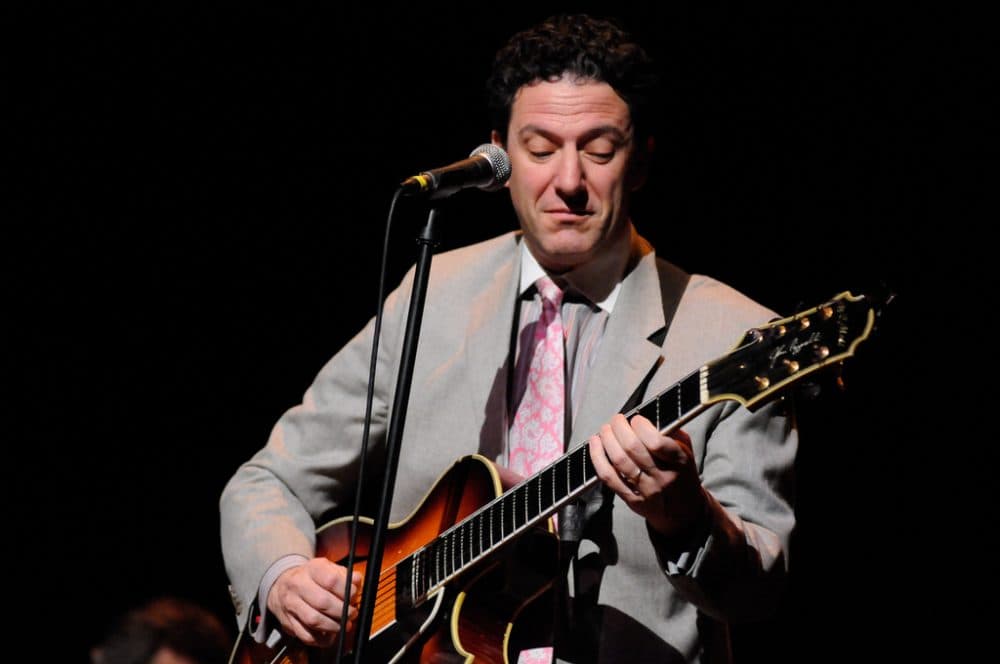 John Pizzarelli performs onstage. (Lil' MDGs/Flickr)