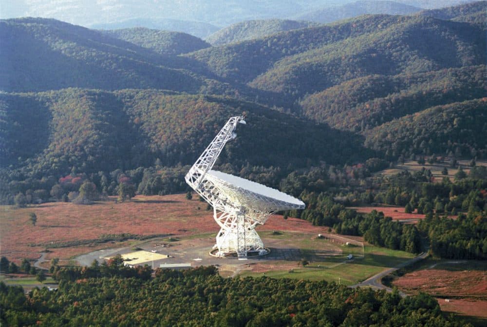 The Robert C. Byrd Green Bank Radio Telescope (GBT) is one of the telescopes that will be used to search for alien intelligence. (NRAO/AUI via Wikimedia Commons)