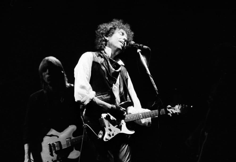 Bob Dylan opens his &quot;True Confessions&quot; tour in the San Diego Sports Arena to a sold-out house of about 17,000 in 1986. (Howard Lipin/AP)