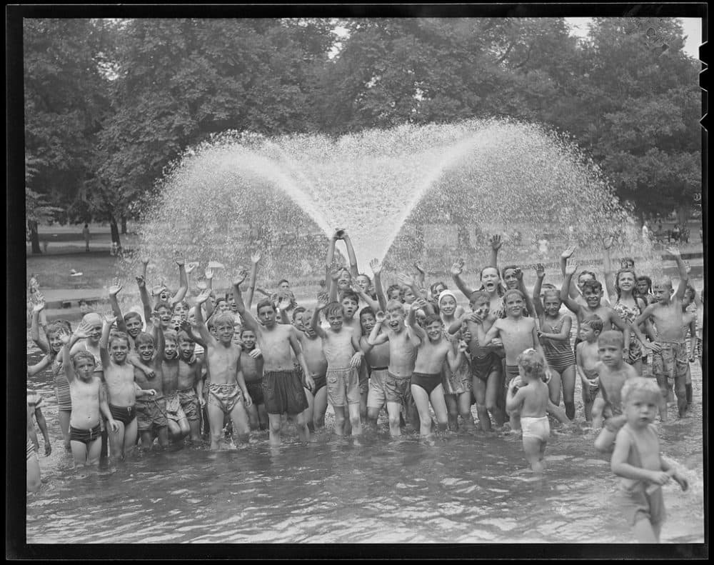 Boys and girls in Boston Common fountain, 1934-1956 (Courtesy of the Boston Public Library, Leslie Jones Collection.) 