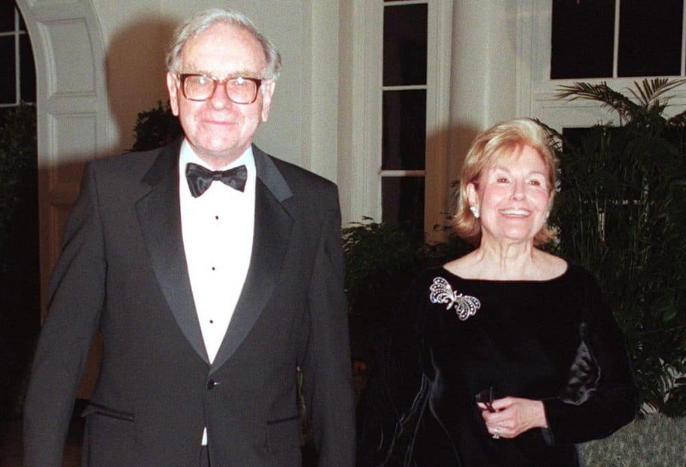 Warren Buffett arrives with his wife Susan at the White House for a state dinner in honor of the British Prime Minister Tony Blair and his wife Cherie in 1998. (Chris Kleponis/AFP/Getty Images)