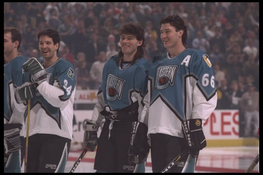 Jaromir Jagr (left) and Mario Lemieux smile for the cameras before the 1996 NHL All Star game. (Doug Pensigner/Getty Images)