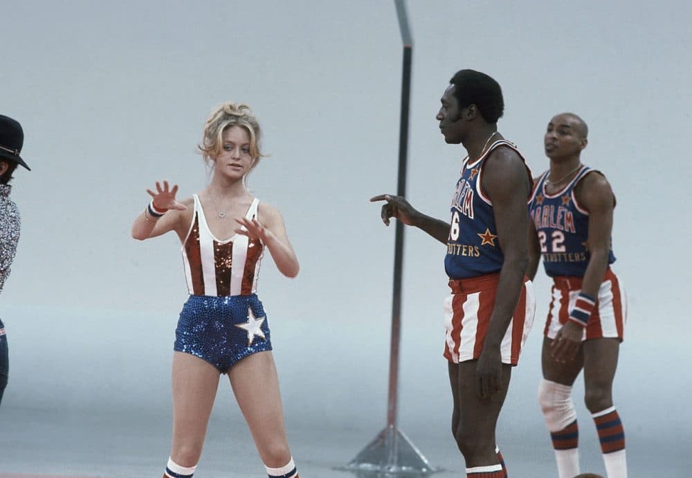 Meadowlark Lemon (right) with actress Goldie Hawn in 1978. Lemon, who played for the Harlem Globetrotters, died  (Jeff Robbins/AP)