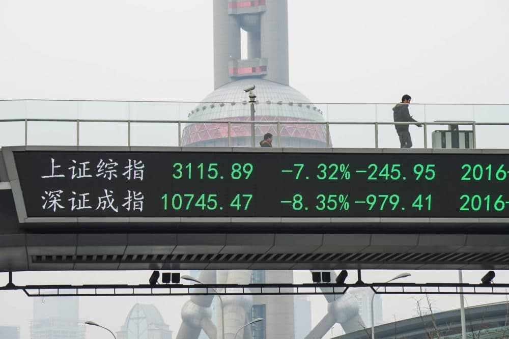 A man passes by electric screen showing Chinese shares decreases sharply to a halt on January 7, 2016 in Shanghai, China. Chinese shares slumped to a halt in half an hour on Thursday which was the second halt in the four trading days of 2016. The Shanghai Composite Index fell 245.96 points, or 7.32 percent, to halt at 3,115.89 points. (ChinaFotoPress)