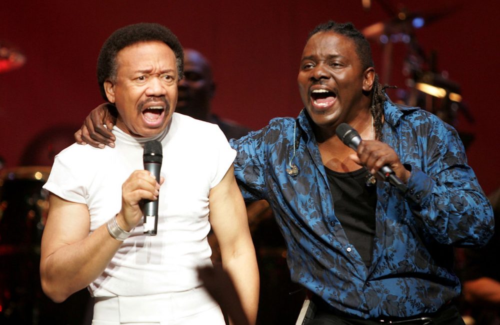 Singers Maurice White (L) and Philip Bailey of the band Earth, Wind and Fire perform during the inaugural &quot;Grammy Jam Fest&quot; at the Wiltern Theatre December 11, 2004 in Los Angeles, California.  (Carlo Allegri/Getty Images)