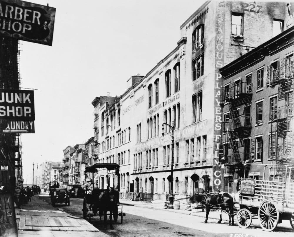 Exterior of the first Famous Players Film Studio at 213 West 26th Street, New York City, 1915. Horse-drawn carriages sit in the street. (Hulton Archive/Getty Images)