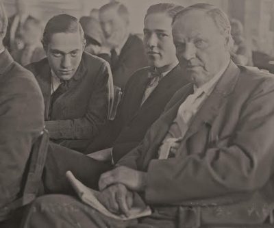 Group portrait of Nathan Leopold Jr., Richard Loeb and Clarence Darrow, defense attorney for Leopold and Loeb, in a crowded courtroom in Chicago, during the Leopold and Loeb murder trial. Benjamin Bachrach, defense attorney, is seated in front of Darrow. (Courtesy of Chicago History Museum)