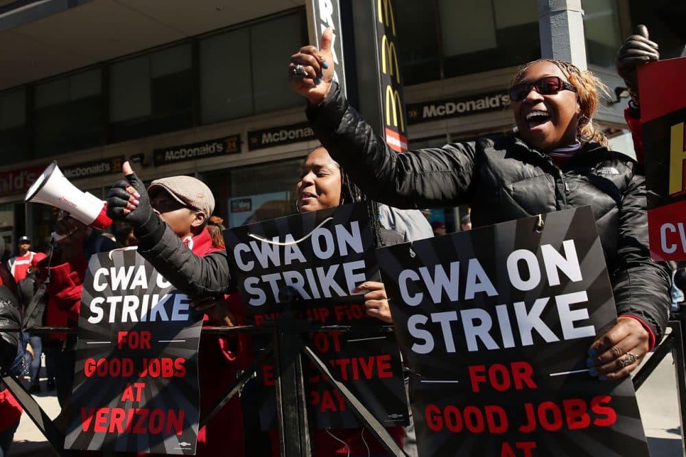 Hundreds of Verizon workers strike outside of the telecommunications company's Brooklyn offices on April 13, 2016 in New York City. (Spencer Platt/Getty Images)