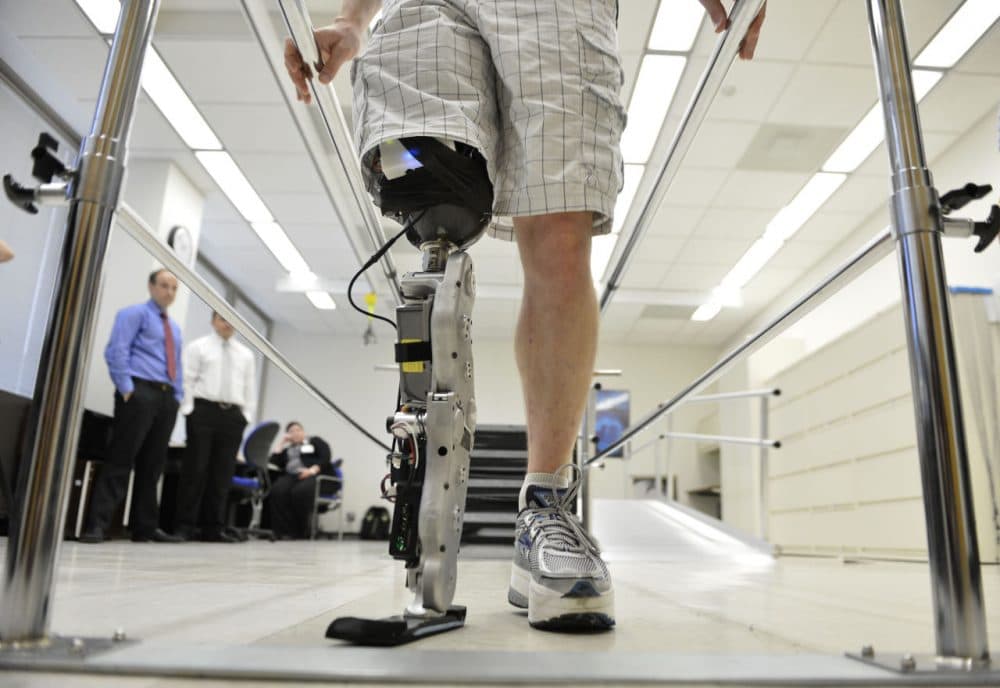 Zac Vawter practices walking with an experimental &quot;bionic&quot; leg at the Rehabilitation Institute of Chicago, Thursday, Oct. 25, 2012 in Chicago. (Brian Kersey/AP)